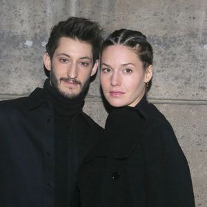 Pierre Niney et sa compagne Natasha Andrews  arrivent au défilé "H&M - Collection prêt-à-porter printemps-été 2018" au musée des arts décoratifs de Paris, le 28 février 2018.