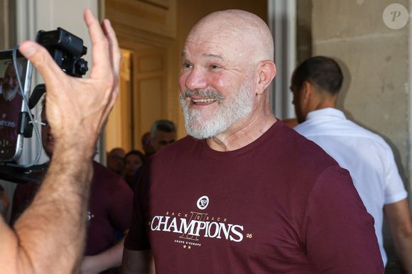 attirant curieux et nouveaux clients.

Les joueurs de l'UBB fêtent le titre dans les rue de Bordeaux juste avant d'être reçus à la Mairie de Bordeaux par son Maire, Thomas Cazenave. Le Chef Philippe Etchebest - L'Union Bordeaux-Bègles célèbre sa deuxième étoile à Bordeaux après avoir remporté sa deuxième finale consécutive de Champions Cup face à Leinster le 24 mai 2026. © Jean-Marc Lhomer/Bestimage