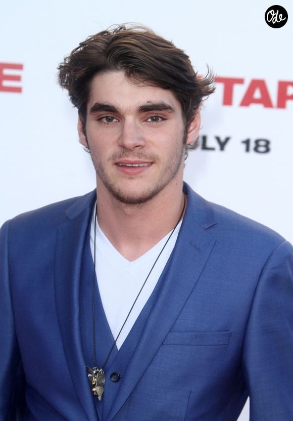D’après TMZ, il aurait mis fin à ses jours.

RJ Mitte - Première de « Sex tape » au théâtre « The Regency Village » à Westwood, le 10 juillet 2014 FAMEFLYNET / BESTIMAGE
