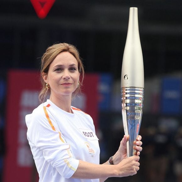 Nathalie Pechalat lors du relais de la Flamme Olympique au Club France à Paris, le 26 juillet 2024.

© Bestimage