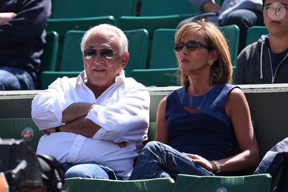 Dominique Strauss-Khan a épousé Myriam L'Aouffir, sa quatrième épouse, en 2017.
Dominique Strauss Kahn et Myriam L'Aouffir regardent un match lors du premier tour des Internationaux de France de tennis à Roland-Garros à Paris, le 30 mai 2015.