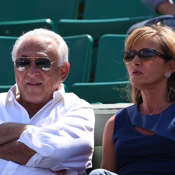 Dominique Strauss-Khan a épousé Myriam L'Aouffir, sa quatrième épouse, en 2017.
Dominique Strauss Kahn et Myriam L'Aouffir regardent un match lors du premier tour des Internationaux de France de tennis à Roland-Garros à Paris, le 30 mai 2015.