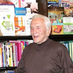 Kirk Douglas a marqué l'histoire du cinéma avec des films cultes comme Spartacus et Les Sentiers de la gloire.

Kirk Douglas lors d'une séance de dédicaces de son livre Let's Face It dans une librairie Barnes & Noble à Los Angeles. JUAN RICO / FAME PICTURES / BESTIMAGE