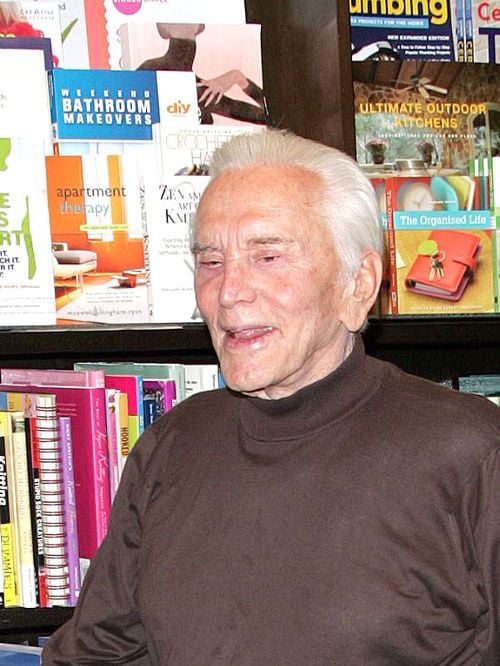 Immense piscine et vue imprenable : l'ancienne maison de Kirk Douglas à louer sur Airbnb, voici combien ça coûte !