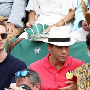 Le chanteur Mika et son compagnon Andy Dermanis, Farida Khelfa - People dans les tribunes lors de la finale homme des Internationaux de Tennis de Roland-Garros à Paris le 11 juin 2017.
© Dominique Jacovides-Cyril Moreau / Bestimage