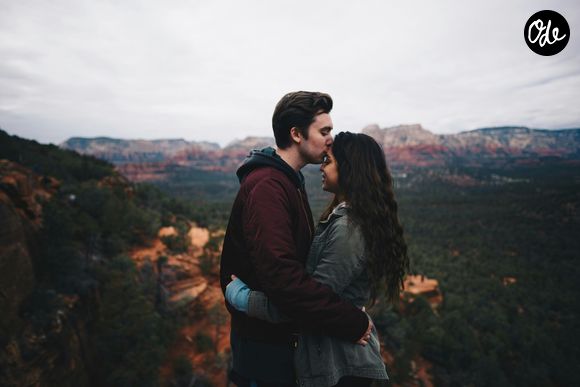 Notre cerveau a tendance à accentuer les ressemblances entre personnes que nous savons être en couple.

Photo by Nathan McBride / Unsplash