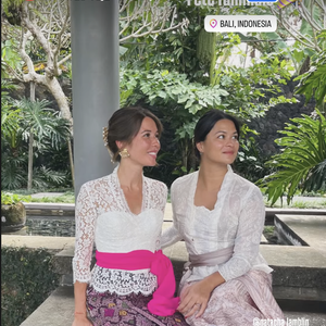 Entre un trajet en voiture mémorable avec celle qu'elle surnomme son "âme soeur" et une belle "fête familiale" à Bali où elle prend la pose dans une sublime tenue traditionnelle, le bonheur est total.

Emilie Broussouloux en voyage en Indonésie