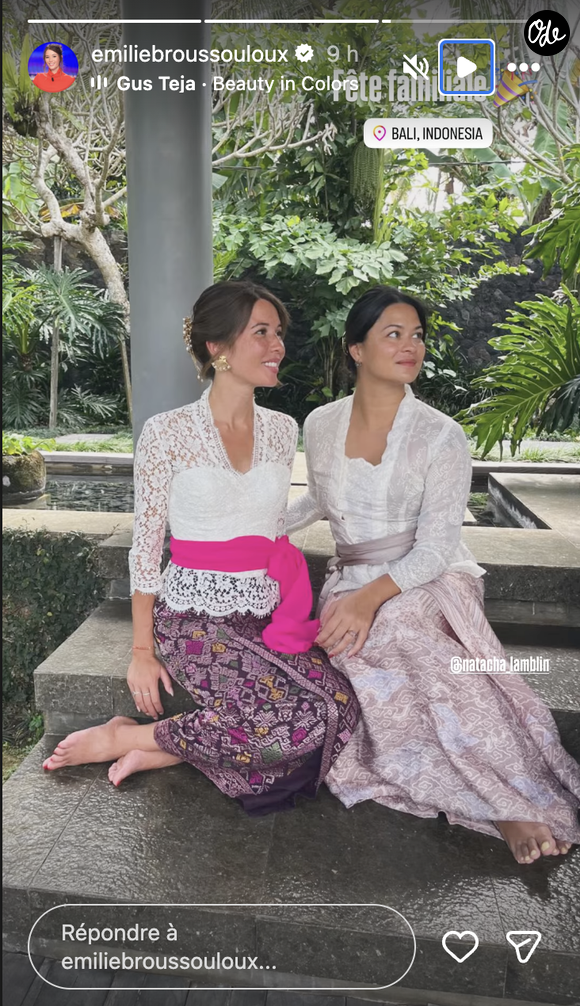 Entre un trajet en voiture mémorable avec celle qu'elle surnomme son "âme soeur" et une belle "fête familiale" à Bali où elle prend la pose dans une sublime tenue traditionnelle, le bonheur est total.

Emilie Broussouloux en voyage en Indonésie