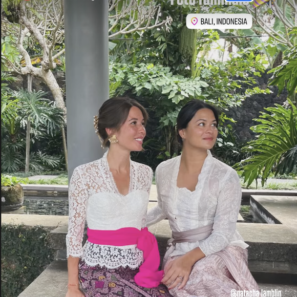 Entre un trajet en voiture mémorable avec celle qu'elle surnomme son "âme soeur" et une belle "fête familiale" à Bali où elle prend la pose dans une sublime tenue traditionnelle, le bonheur est total.

Emilie Broussouloux en voyage en Indonésie