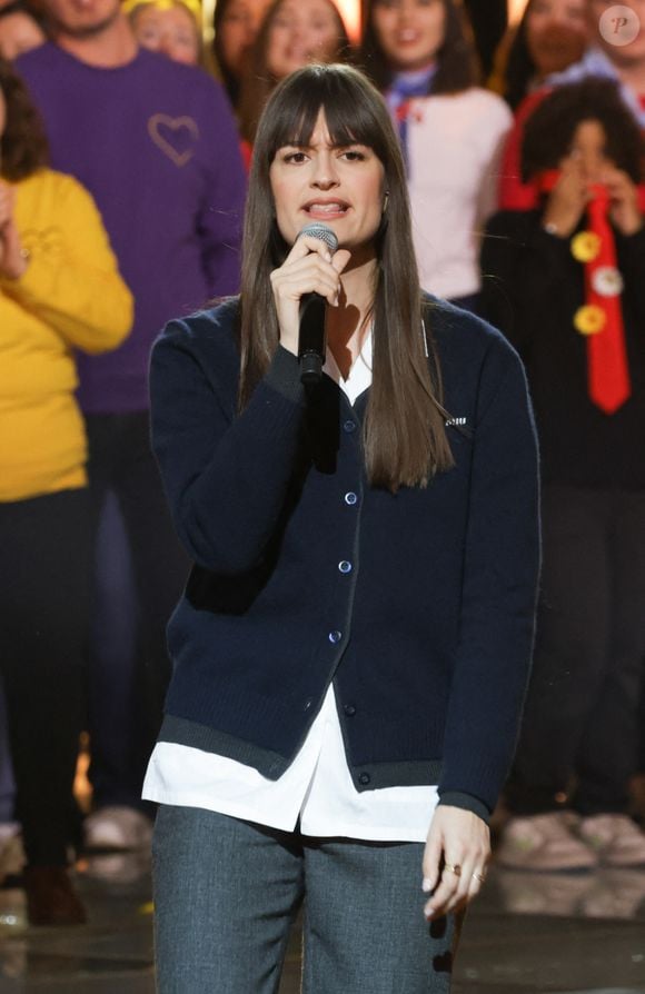 Clara Luciani - Les célébrités se mobilisent pour la 38ème édition du Téléthon dans les studios de France 2 à Paris © Coadic Guirec / Bestimage