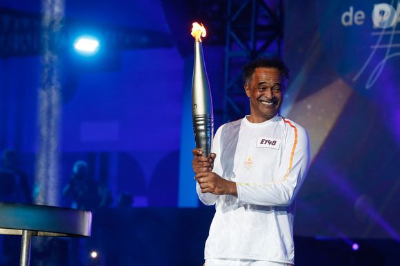 Très complice avec son bébé, il avait récemment publié une autre photo touchante, légendée « Debout papa ».

Yannick Noah - Yannick Noah embrase le chaudron olympique sur le plateau du "Concert de Paris" sur le parvis de l'hôtel de ville à Paris le 14 juillet 2024. Le concert était retransmis en direct sur France 2 et sur France Inter. © Christophe Clovis- Pierre Perusseau / Bestimage