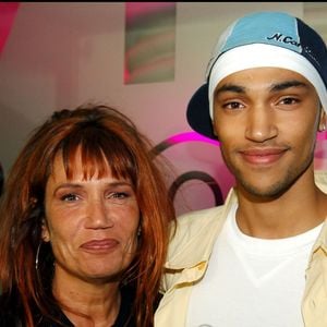 Exclusif – Clémentine Célarié et son fils lors de la soirée des DJ anglais Deep Dish au VIP Room de Saint-Tropez, le 8 août 2005.
Rachid Bellak / Bestimage