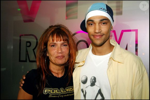 Exclusif – Clémentine Célarié et son fils lors de la soirée des DJ anglais Deep Dish au VIP Room de Saint-Tropez, le 8 août 2005.
Rachid Bellak / Bestimage