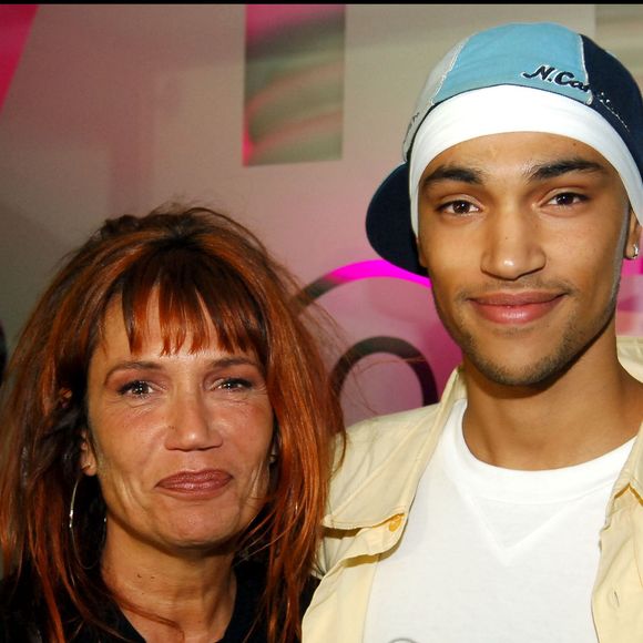 Exclusif – Clémentine Célarié et son fils lors de la soirée des DJ anglais Deep Dish au VIP Room de Saint-Tropez, le 8 août 2005.
Rachid Bellak / Bestimage