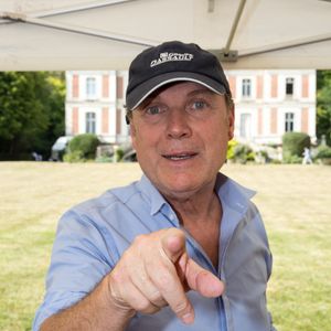 Remercié par France 3 en 2016, du jour au lendemain, l'animateur n'a jamais été très loin de ses admirateurs. 

Julien LePers assistant au 22e Foret Des Livres à Chanceaux-près-Loches, France, le 27 août 2017. Photo par Pascal Avenet/ABACAPRESS.COM