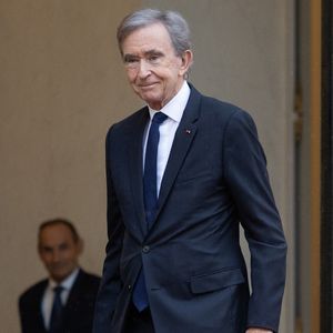 a évoqué un “redressement économique dans un marché de la presse plus difficile et complexe que jamais”, rendu possible grâce “au soutien actif de LVMH”.

L'homme d'affaires français et PDG de LVMH Bernard Arnault arrive au Palais présidentiel de l'Elysée avant un dîner d'Etat avec les présidents français et brésilien à Paris le 5 juin 2025. Photo par Raphael Lafargue/ABACAPRESS.COM