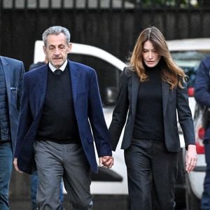 Il s'agit de Joker Beauty, un salon de coiffure haut de gamme en plein coeur de Paris.

Nicolas Sarkozy, accompagné de sa femme Carla Bruni, sort de son domicile pour être incarcéré à la prison de La Santé à Paris, France, le 21 octobre 2025. Bestimage