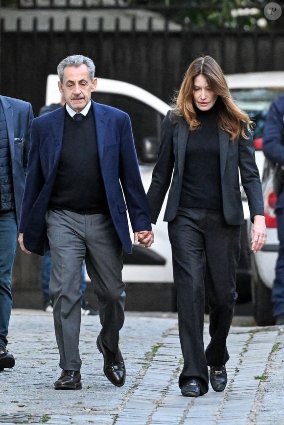 Il s'agit de Joker Beauty, un salon de coiffure haut de gamme en plein coeur de Paris.

Nicolas Sarkozy, accompagné de sa femme Carla Bruni, sort de son domicile pour être incarcéré à la prison de La Santé à Paris, France, le 21 octobre 2025. Bestimage