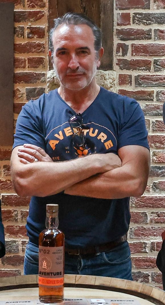 Exclusif - Jean Dujardin et ses trois partenaires, Antoine Gravouil, Olivier Carsoule et Éric Lafon, fondateurs de la distillerie Bordeaux Distilling Co, basée dans le quartier de Bacalan, lancent leur premier whisky, au nom évocateur : Aventure, à Bordeaux, France, le 1er octobre 2025. © Fabien Cottereau/Bestimage