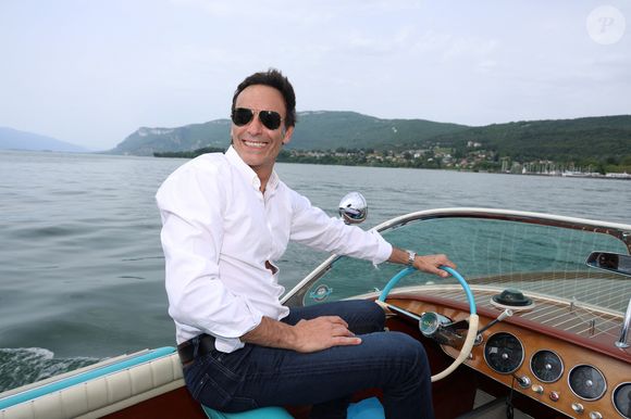 Exclusif - Rendez-vous avec Anthony Delon, en promenade en Riva sur le lac du Bourget à Aix-les-Bains, à l'occasion de la 3e édition du Cinéma Français et de la Gastronomie. Le 8 juin 2024. © Denis Guignebourg / Bestimage