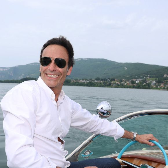 Exclusif - Rendez-vous avec Anthony Delon, en promenade en Riva sur le lac du Bourget à Aix-les-Bains, à l'occasion de la 3e édition du Cinéma Français et de la Gastronomie. Le 8 juin 2024. © Denis Guignebourg / Bestimage