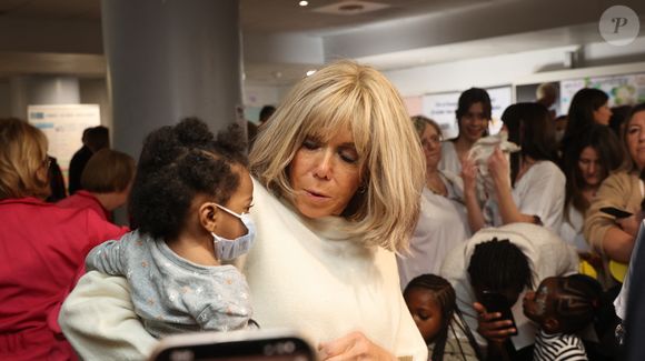 Brigitte Macron et Didier Deschamps au milieu des enfants hospitalisés au CHU de Bordeaux, à l'occasion du lancement de l'opération Pièces Jaunes 2025, le 8 janvier 2025. © Fabien Cottereau - Patrick Bernard/Bestimage