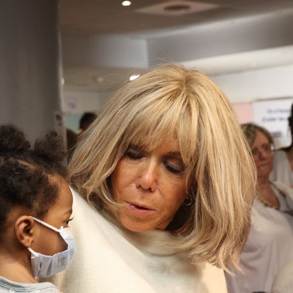 Brigitte Macron et Didier Deschamps au milieu des enfants hospitalisés au CHU de Bordeaux, à l'occasion du lancement de l'opération Pièces Jaunes 2025, le 8 janvier 2025.  © Fabien Cottereau - Patrick Bernard/Bestimage
