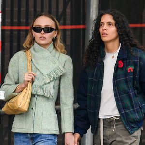 Exclusif - Lily-Rose Depp et sa compagne 070 Shake (Danielle Balbuena) se baladent main dans la main à New York. The ImageDirect / Bestimage
