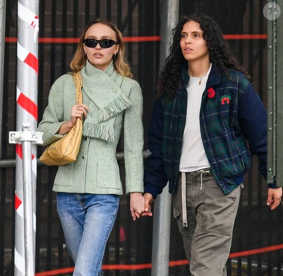 Exclusif - Lily-Rose Depp et sa compagne 070 Shake (Danielle Balbuena) se baladent main dans la main à New York. The ImageDirect / Bestimage