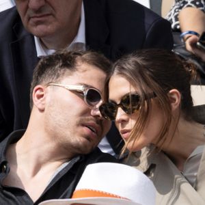 Antoine Dupont et sa compagne Iris Mittenaere en tribunes lors de la finale messieurs des Internationaux de France de Tennis de Roland Garros 2025 (jour 15), à Paris, France, le 8 juin 2025. © Cyril Moreau/Bestimage