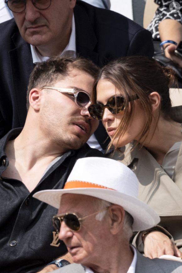 Antoine Dupont et sa compagne Iris Mittenaere en tribunes lors de la finale messieurs des Internationaux de France de Tennis de Roland Garros 2025 (jour 15), à Paris, France, le 8 juin 2025. © Cyril Moreau/Bestimage