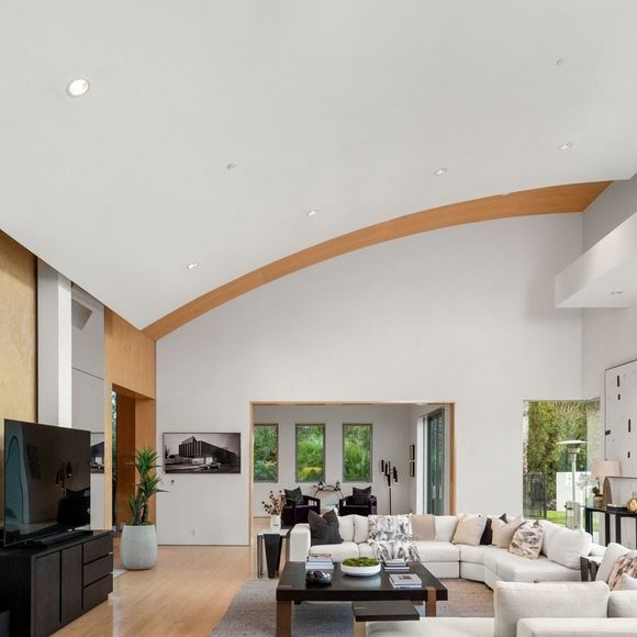 Exclusif - La nouvelle villa de Kanye West à Beverly Hills. Kanye a finalisé l'achat hors marché pour 35 millions de dollars. La propriété de style méditerranéen comprend environ 1900 m2 d'espace habitable, des jardins privés et des vues panoramiques sur la ville. Los Angeles, le 15 décembre 2024.
