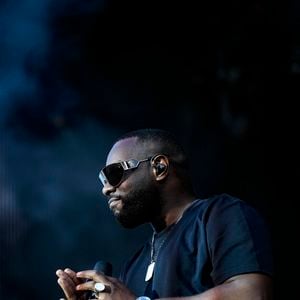 Gims a aussi mangé au restaurant du Plaza Athénée le soir de sa mise en examen.

Gims en concert au festival le Printemps de Pérouges au Château de Saint-Maurice-de-Rémens (01) le 27/06/25. Photo Sandrine Thesillat / PsNewZ