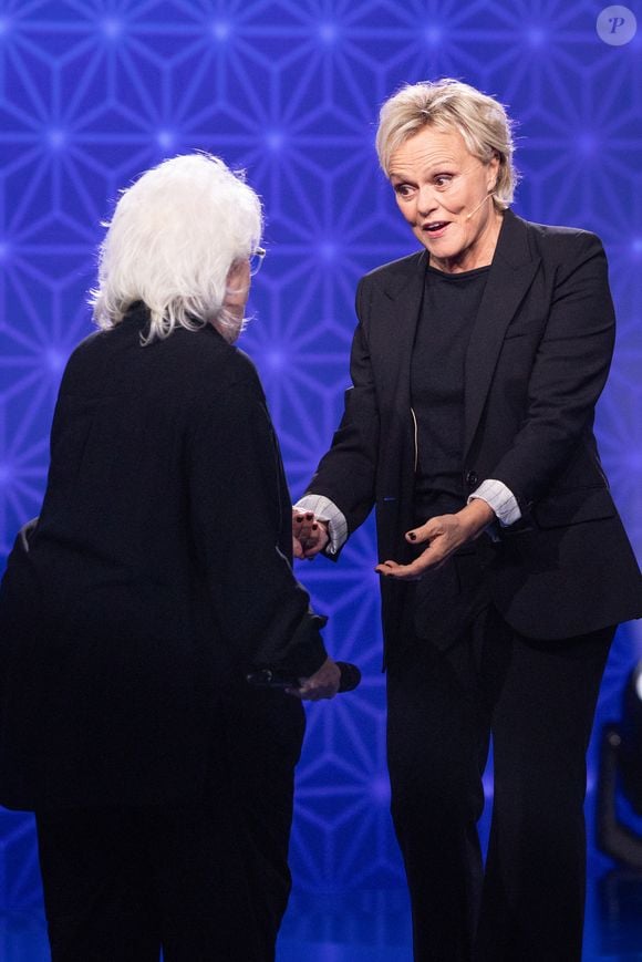 Exclusif - Catherine Lara, Muriel Robin pour les surprises de J.PCastaldi, C.Lara et F.X.Demaison lors de l'enregistrement de l'émission "La Boîte à secrets", présentée par F.Bollaert et diffusée le 9 janvier 2026 sur France 3, dans les studios du Lendit à Saint-Denis, France, le 2 décembre 2025. © Cyril Moreau/Bestimage