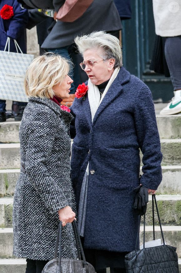 Evelyne Dhéliat et Françoise Laborde, la soeur de la défunte - Arrivées aux obsèques de C.Laborde en l’église Saint-Roch à Paris, le 6 février 2025. Décédée le 28 janvier 2025 à l'âge de 73 ans, l'ancienne présentatrice météo de TF1 (1988 - 2017) était atteinte de la maladie neurodégénérative à corps de Lewy.
© Jacovides - Moreau / Bestimage