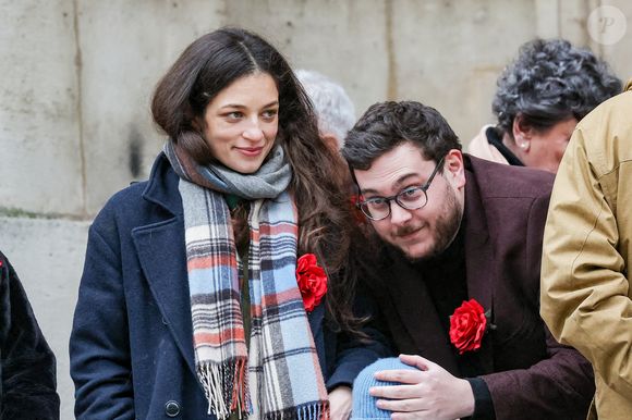 Gabrièle Laborde, la fille de la défunte - Arrivées aux obsèques de C.Laborde en l’église Saint-Roch à Paris, le 6 février 2025. Décédée le 28 janvier 2025 à l'âge de 73 ans, l'ancienne présentatrice météo de TF1 (1988 - 2017) était atteinte de la maladie neurodégénérative à corps de Lewy. 
© Jacovides - Moreau / Bestimage