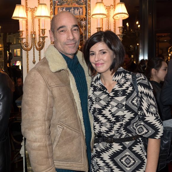“Il sait aussi que je regarde la valeur de mes expériences et pas celle de mon compte en banque. J’essaie d’éclairer son chemin…” 
Exclusif - Jean Marc Barr et sa compagne Stella di Tocco - Soirée d'inauguration du Café Pouchkine au 16, place de la Madeleine dans le 8ème arrondissement à Paris le 29 novembre 2017. © Julio Piatti/Bestimage