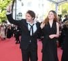 Billie Chedid a conscience de son privilège d'être venue au monde dans une famille de musiciens

Le chanteur M (Matthieu Chedid) et sa fille Billie - Montée des marches du film « Les Filles du Soleil » lors du 71ème Festival International du Film de Cannes. Le 12 mai 2018 
© Borde-Jacovides-Moreau/Bestimage