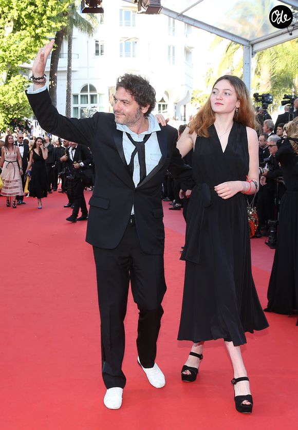 Billie Chedid a conscience de son privilège d'être venue au monde dans une famille de musiciens

Le chanteur M (Matthieu Chedid) et sa fille Billie - Montée des marches du film « Les Filles du Soleil » lors du 71ème Festival International du Film de Cannes. Le 12 mai 2018 
© Borde-Jacovides-Moreau/Bestimage