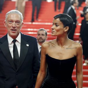 Vincent Cassel (Montre Audemars Piguet) et sa compagne Narah Baptista - Descente des marches du film " Histoires parallèles " lors du 79ème Festival International du Film de Cannes, le 14 mai 2026. © Jacovides-Moreau / Bestimage