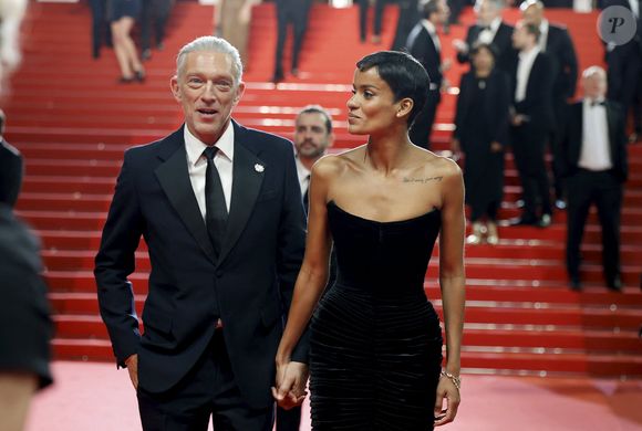 Vincent Cassel (Montre Audemars Piguet) et sa compagne Narah Baptista - Descente des marches du film " Histoires parallèles " lors du 79ème Festival International du Film de Cannes, le 14 mai 2026. © Jacovides-Moreau / Bestimage
