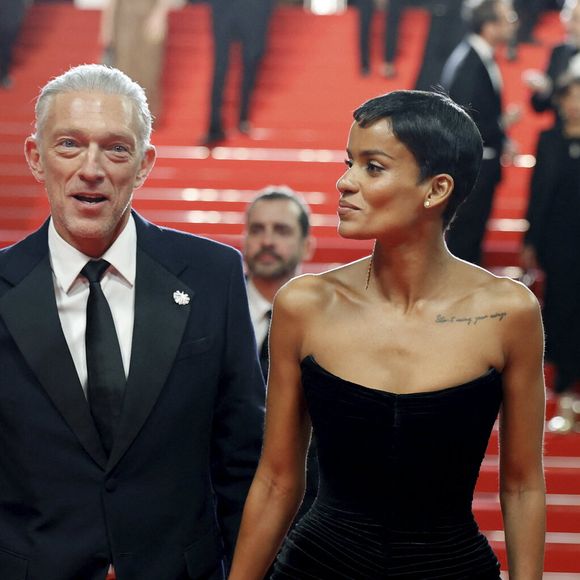 Vincent Cassel (Montre Audemars Piguet) et sa compagne Narah Baptista - Descente des marches du film " Histoires parallèles " lors du 79ème Festival International du Film de Cannes, le 14 mai 2026. © Jacovides-Moreau / Bestimage