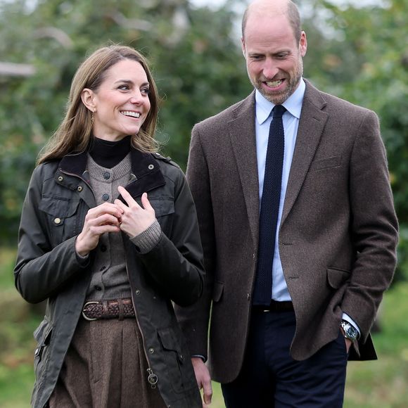 Le prince William, prince de Galles, et Catherine (Kate) Middleton, princesse de Galles, visitent un producteur de cidre, "Long Meadow Cider" à Portadown (Irlande), le 14 octobre 2025 © GoffPhotos/Pool/Bestimage