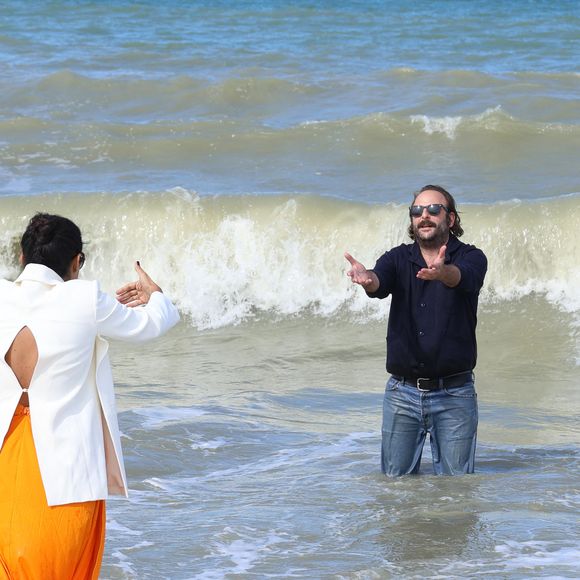 La présidente des membres du jury Golshifteh Farahani et Vincent Macaigne lors du photocall des membres du jury lors du 51e Festival du Cinéma Américain de Deauville le 8 septembre 2025. © Denis Guignebourg/Bestimage