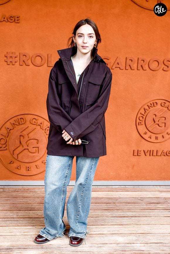 Roland-Garros continue d'attirer chaque année de nombreuses célébrités venues soutenir les joueurs.

Garance Marillier au photocall du village lors des Internationaux de France de Tennis de Roland Garros 2026, à Paris, France, le 4 juin 2026. © Jacovides-Moreau/Bestimage