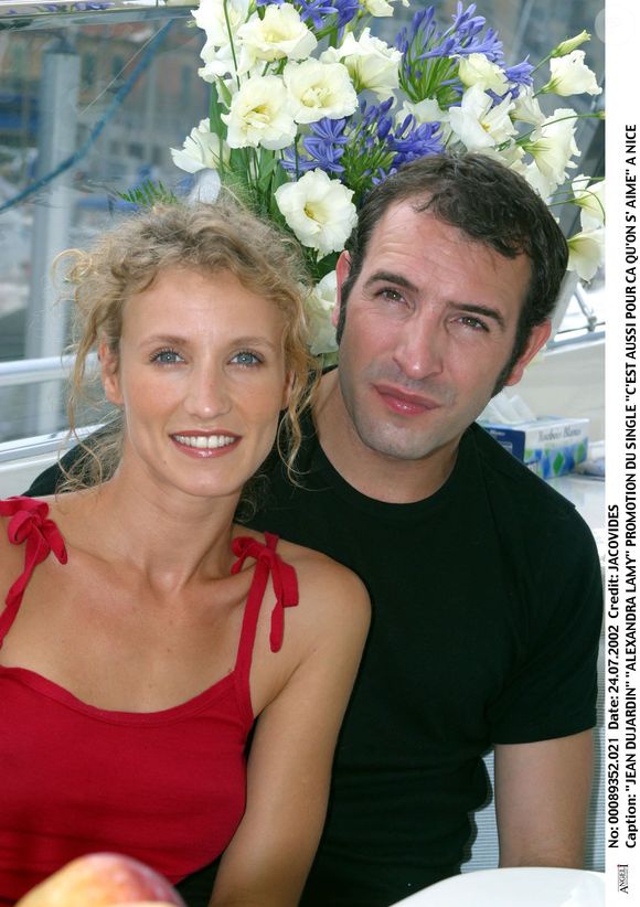 Profondément indigné par cette injustice salariale, Jean Dujardin avait alors exigé une parité totale. 

Archives Jean Dujardin et Alexandra Lamy 2002 promotion du titre "C'est aussi pour ca qu'on s'aime" 2002 DOMINIQUE JACOVIDES / BESTIMAGE