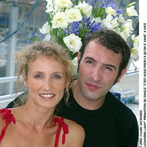 Profondément indigné par cette injustice salariale, Jean Dujardin avait alors exigé une parité totale. 

Archives Jean Dujardin et Alexandra Lamy 2002 promotion du titre "C'est aussi pour ca qu'on s'aime" 2002 DOMINIQUE JACOVIDES / BESTIMAGE