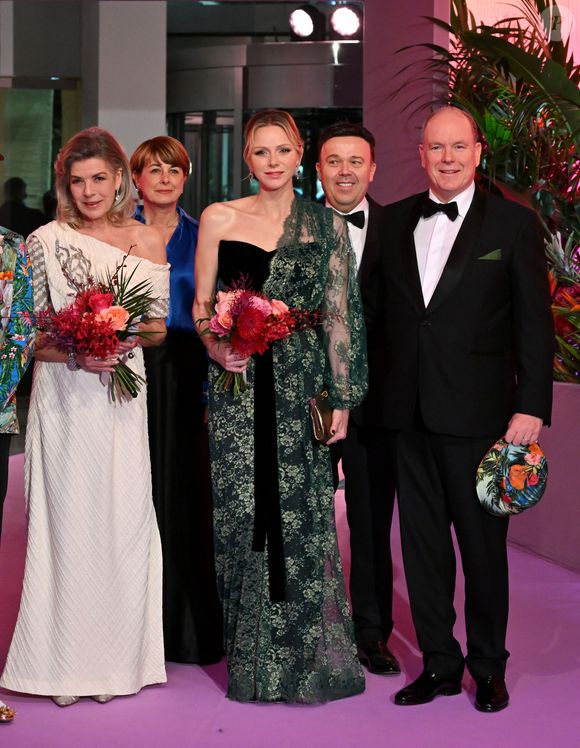 La princesse Caroline de Hanovre, la princese Charlene de Monaco et le prince Albert II de Monaco durant la 69ème édition du Bal de la Rose dans la Salle des Étoiles du Sporting Monte-Carlo à Monaco, le 29 mars 2025.
 © Bruno Bebert / Pool Monaco / Bestimage
