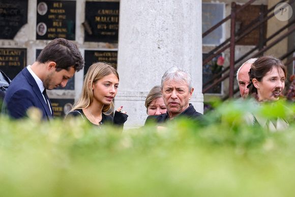Giacomo Belmondo et Stella Belmondo, Annabelle Belmondo - Sorties des obsèques d’Alain Belmondo au crématorium du Père-Lachaise à Paris, France, le 4 septembre 2025. © Dominique Jacovides/Bestimage