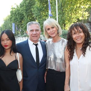Exclusif - Thierry Chassagne et sa femme Rose-Hélène Chassagne avec Laeticia Hallyday, ses filles Jade et Joy, son père André Boudou et sa demi-soeur Alcéa - Thierry Chassagne reçoit les insignes de Chevalier dans l'Ordre de la Légion d'Honneur des mains de Lévon Sayan sur le bateau "Le Paris" au port Debilly dans le quartier de Chaillot du 16ème arrondissement de Paris, France, le 13 juin 2022. © Bertrand Rindoff/Bestimage